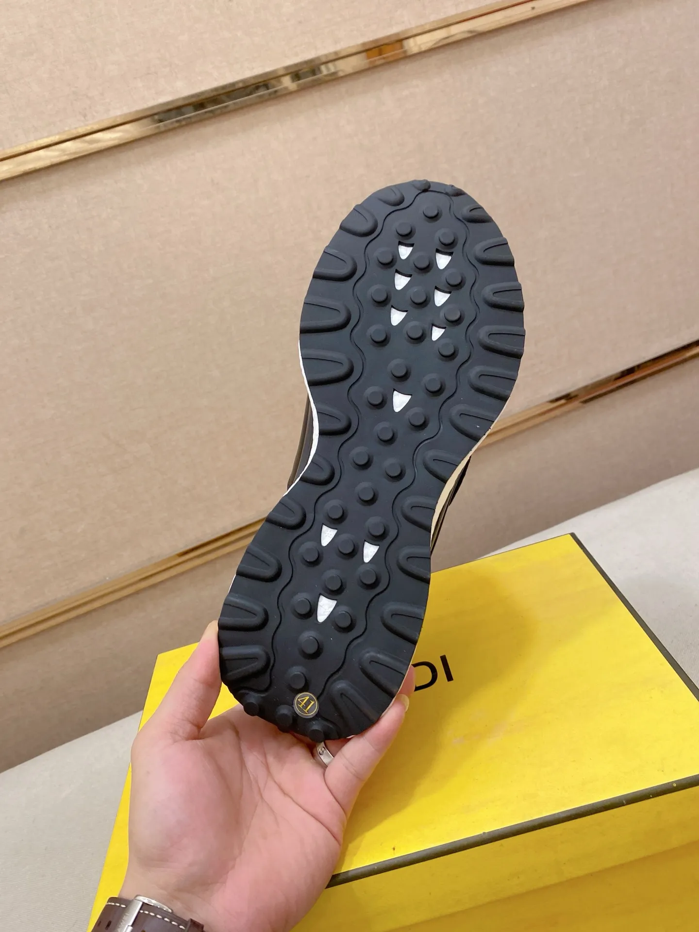 Men's shoes 💰 462💰 (fendi) New high-top 👊🏻 upper 🇮🇹 imported cowhide fabric 🇩🇪 lining imported breathable mesh lining. The original outsole is molded to highlight the identity of every man, and the upper foot is elegant and stable🚶🏻🚶🏻The high-end custom counters reproduce the original version📯No matter the wind or rain, the shoe last remains unchanged and can withstand the verification of time🔍️,🔵 Size: 38-44